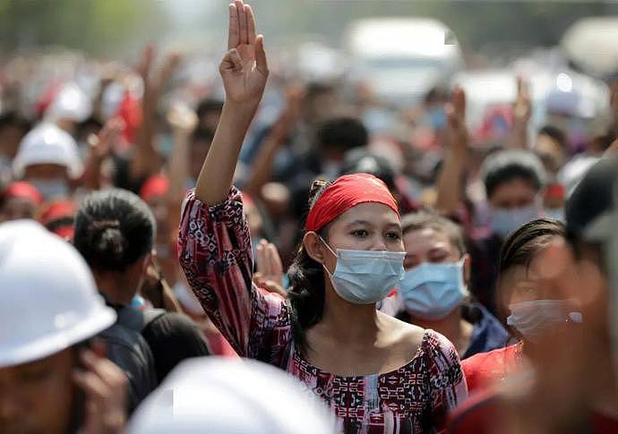 缅甸数万公职人员罢工示威，拒绝与军政府合作（组图） - 3