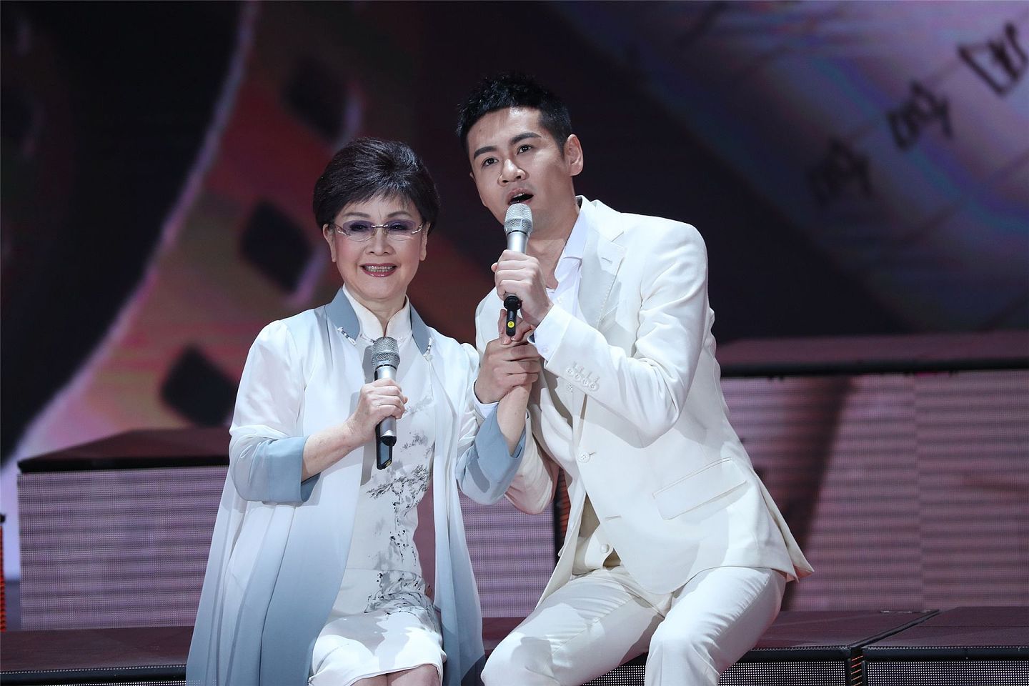 中国歌唱家李谷一（左）是央视春晚的常客，其演唱的《难忘今宵》是历届春晚的最后一个曲目。 （VCG）