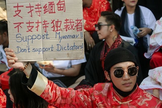 一名缅甸艺人身穿唐装进行抗议。
