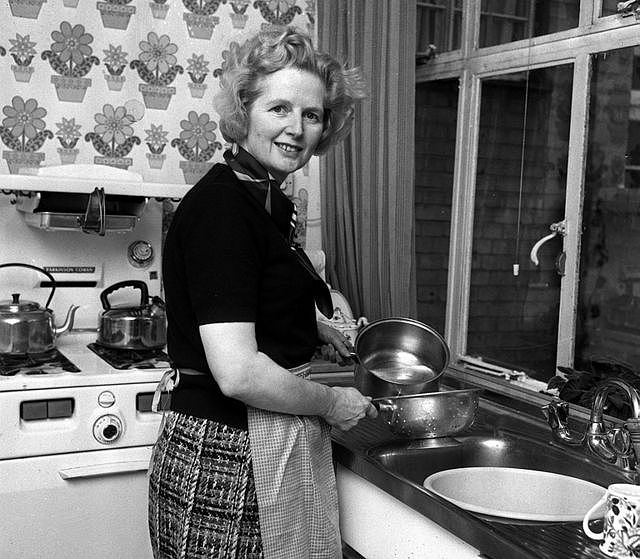 1975年2月1日，撒切尔夫人在伦敦切尔西公寓厨房。