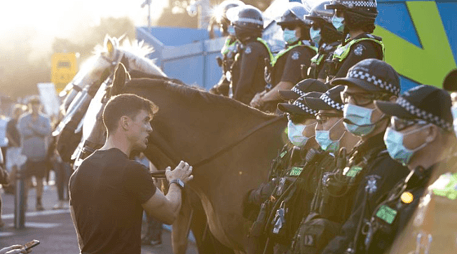 墨尔本CBD再次爆发反封锁游行！抗议者袭警被捕，州长狠批“传播病毒”（视频/组图） - 3