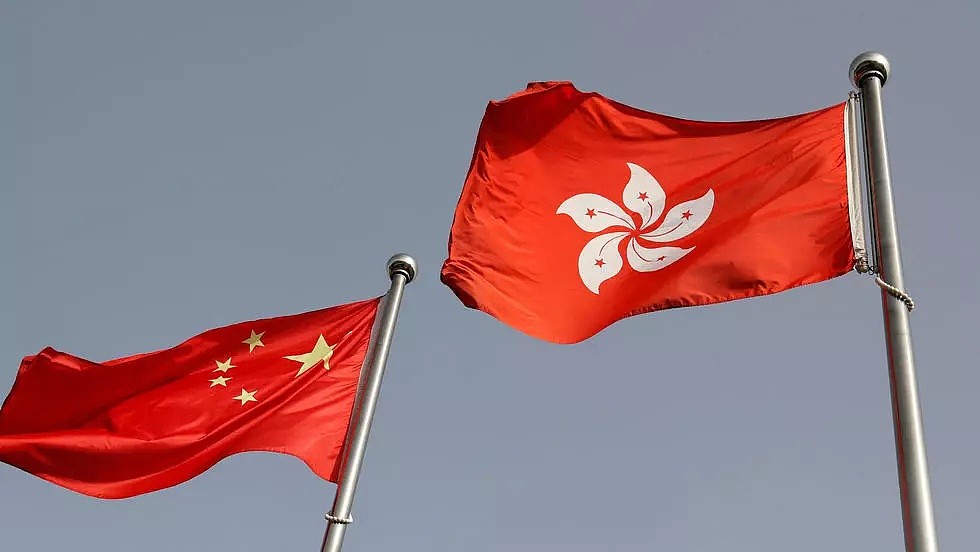 中国和香港旗帜。