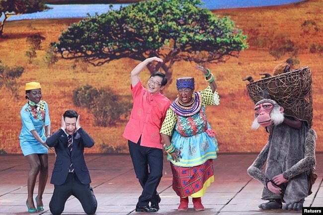 中国表演艺术家在2018年央视春节晚会上表演扮演非洲人的节目。（2018年2月15日）