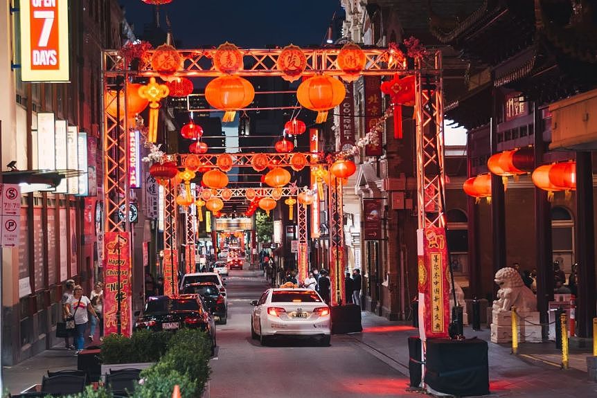尽管取消了传统的大龙街头游行，但墨尔本唐人街在农历新年期间仍被大红灯笼点亮。