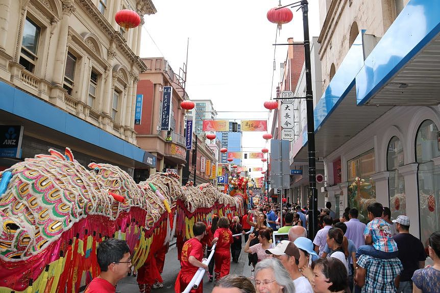 通常，墨尔本唐人街的农历新年庆祝活动上会有大批人群和一条大龙在街头参加游行。