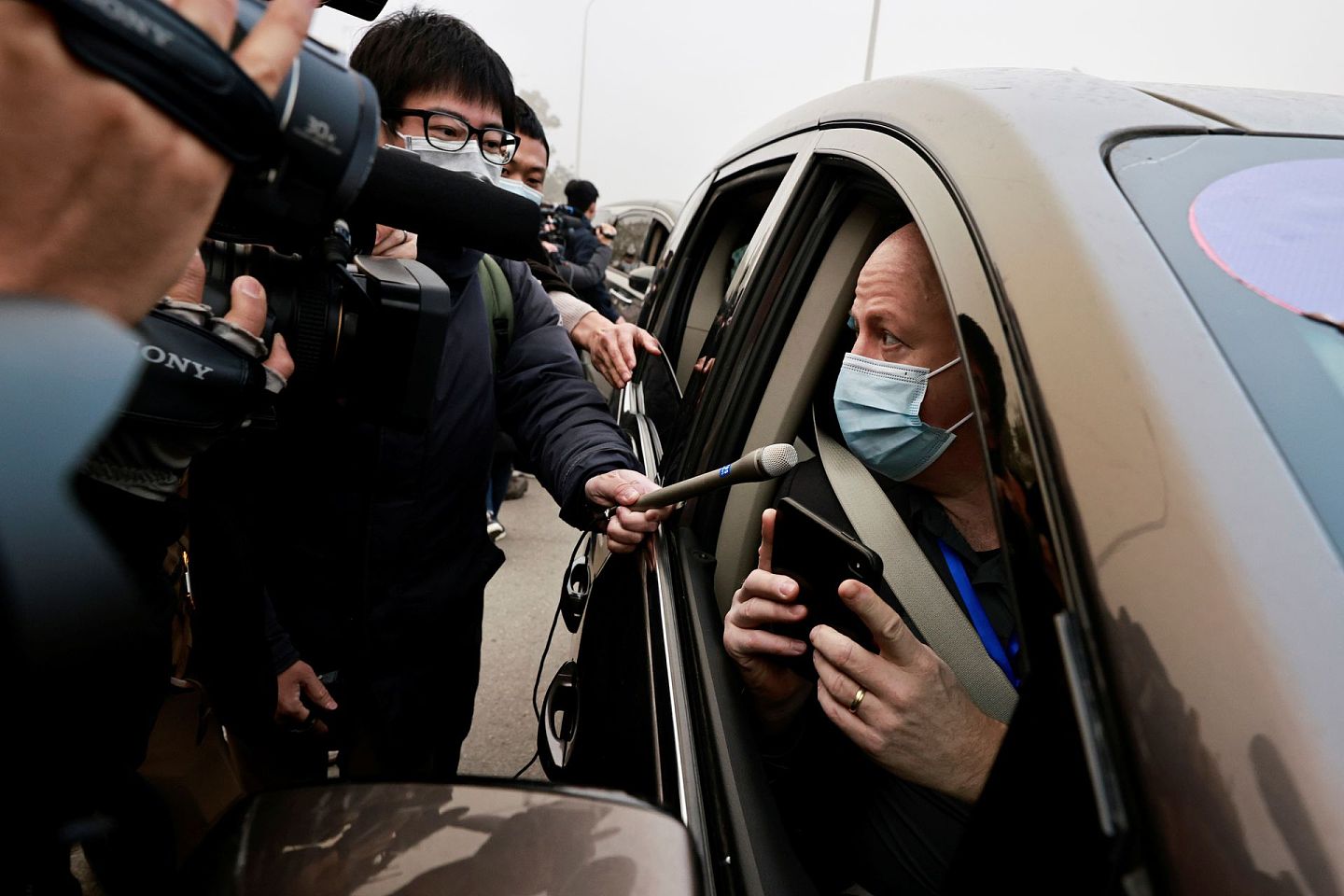 2月3日，在武汉的媒体记者围住达斯札克，争分夺秒进行采访。（Reuters）