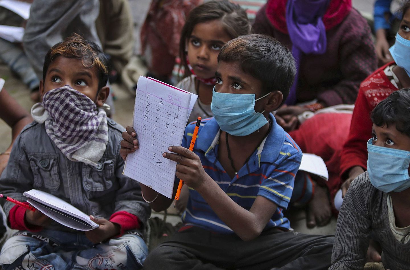 2020年11月25日，星期三，印度查谟郊区的一个贫民窟，在Sangharsh Vidya Kendra学校上课的贫困儿童戴着口罩，以预防冠状病毒。学校每周向贫困儿童提供两天免费教育。（AP）