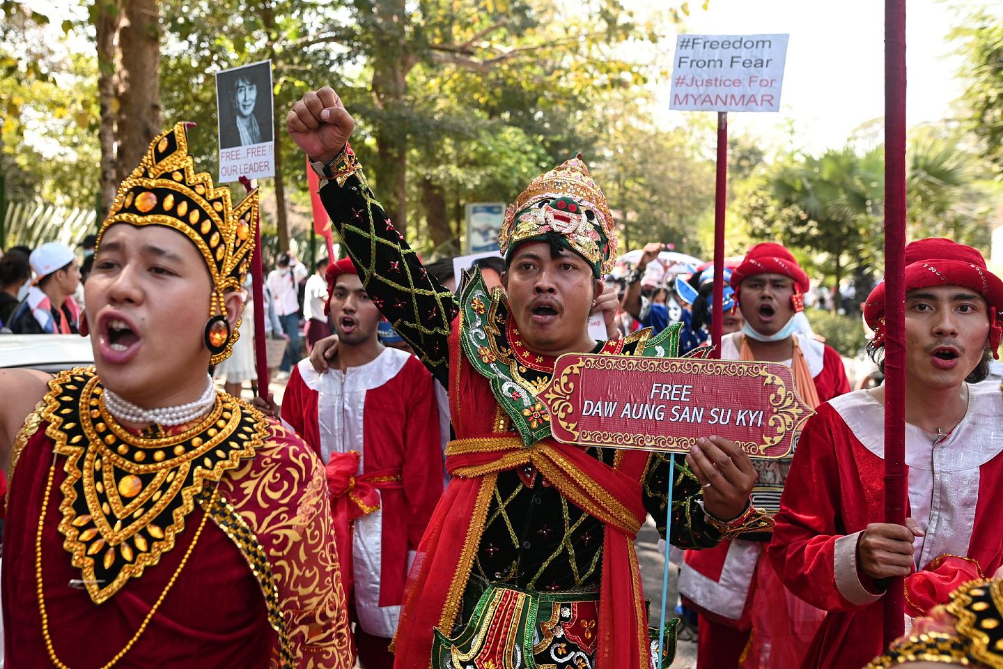 2月12日，缅甸民众在仰光街头进行示威。（Reuters）