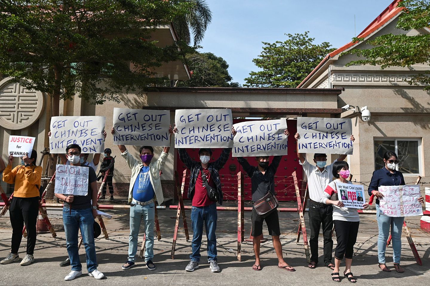 2月12日，部分缅甸民众在中国驻仰光大使馆外示威，他们指控北京政府支持缅甸军政府。（Reuters）
