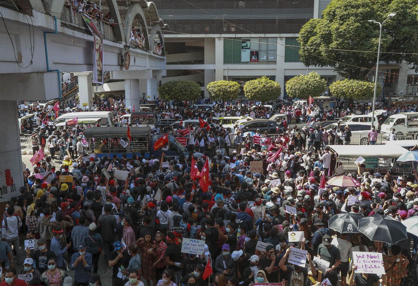 2月9日，仰光示威者对军方政变进行抗议。（AP）