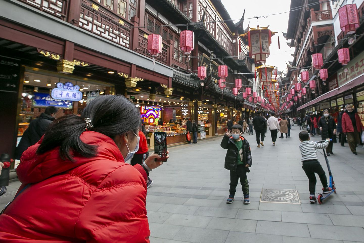 上海是中国大陆最现代化的城市，其政府管理水平更是为人称道。图为2021年2月7日春节将至，市民在上海豫园游玩。（新华社）
