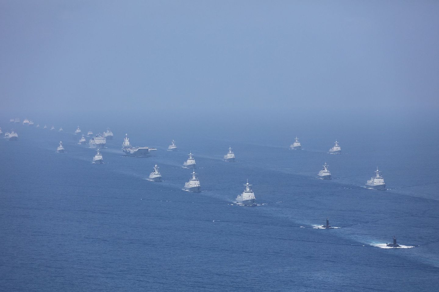 2018年4月12日，解放军在南海海域举行海上阅兵。（VCG）