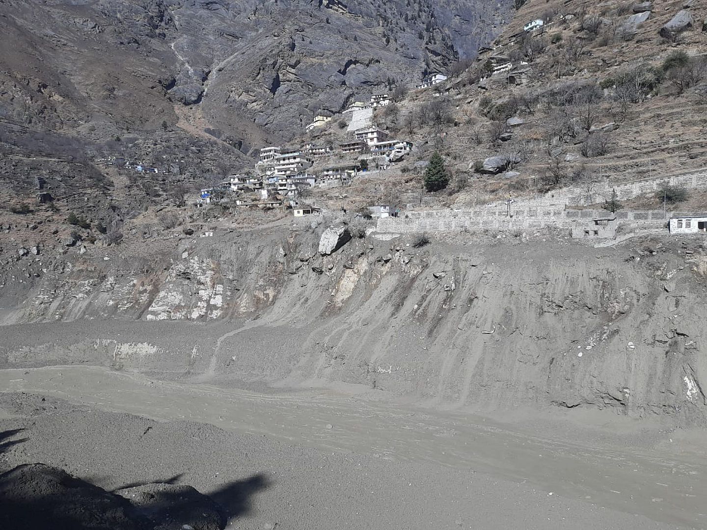 有报道称，事发地附近的希甘加水电站被毁，另一处道里甘加水电站也被毁。这两条河流从喜马拉雅山脉流出，在汇入恒河之前汇合。图为因洪水受损的水电站附近的灾害景象。（新华社）