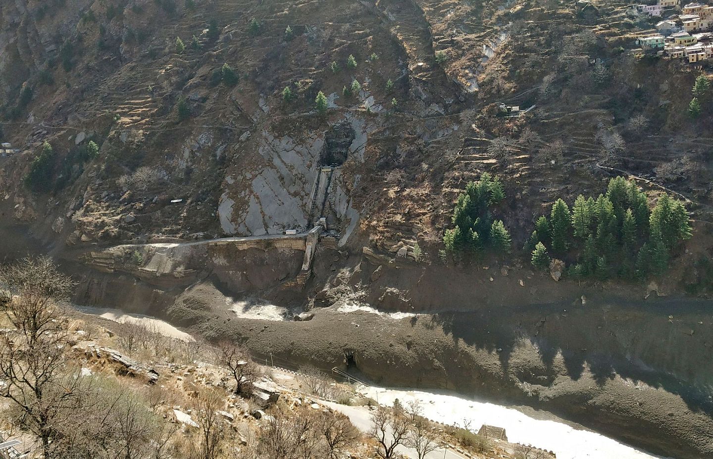 印度北部一处因喜马拉雅山一冰川断裂，导致大量洪水及泥石等在河谷奔流而下，一些人因走避不及死亡。图为事故发生地一处村庄内的水坝，在意外中被洪水冲破。（Reuters）