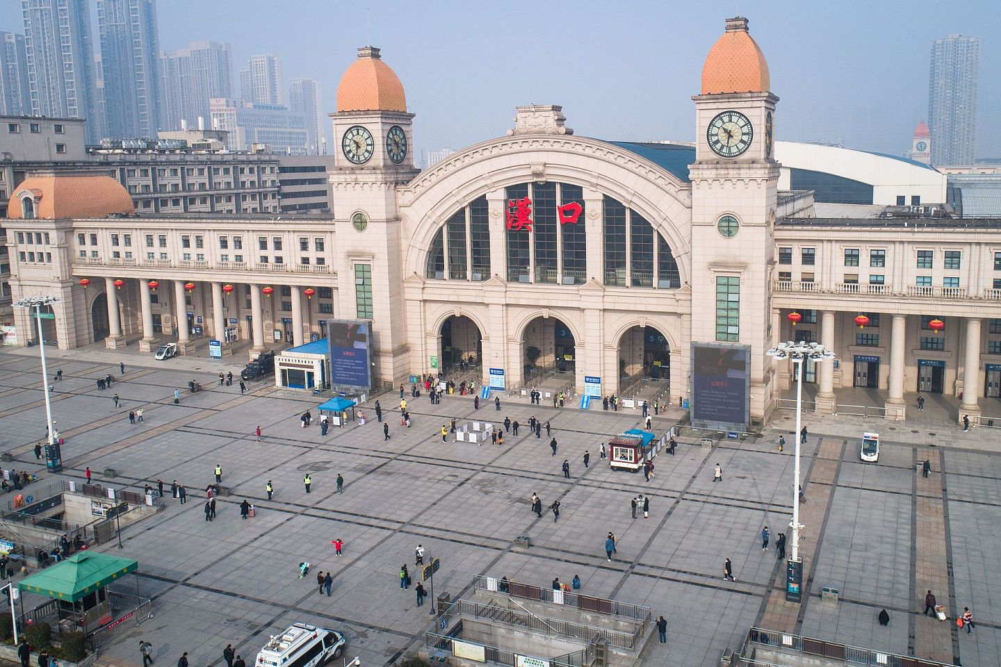 1月28日，旅客在武汉汉口火车站进站乘车（无人机照片）。（新华社）