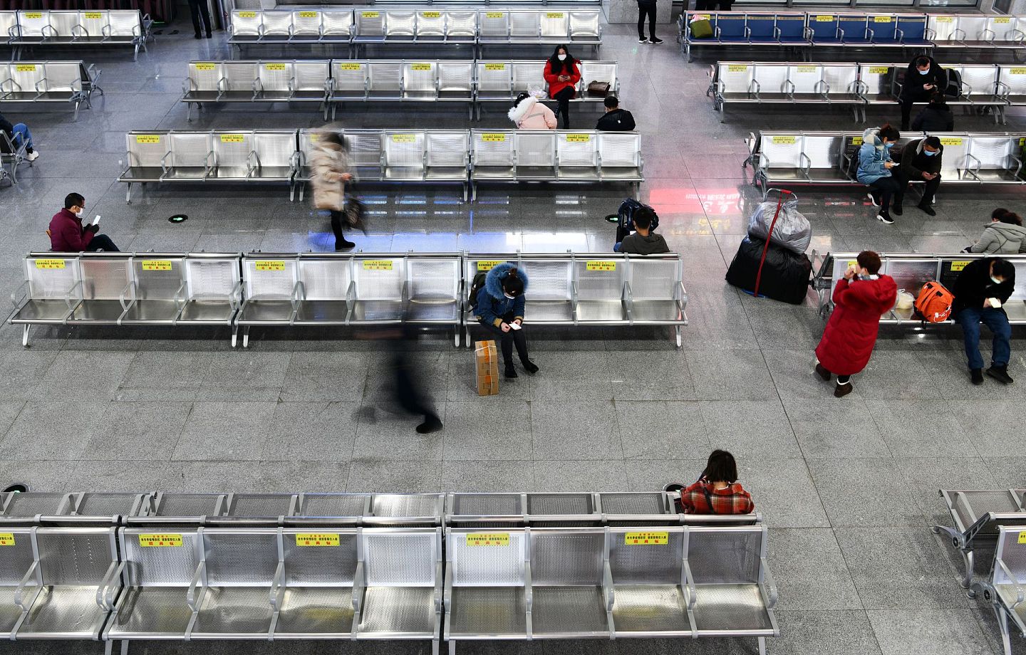 1月28日，乘客在贵州省凯里南高铁站候车。（新华社）