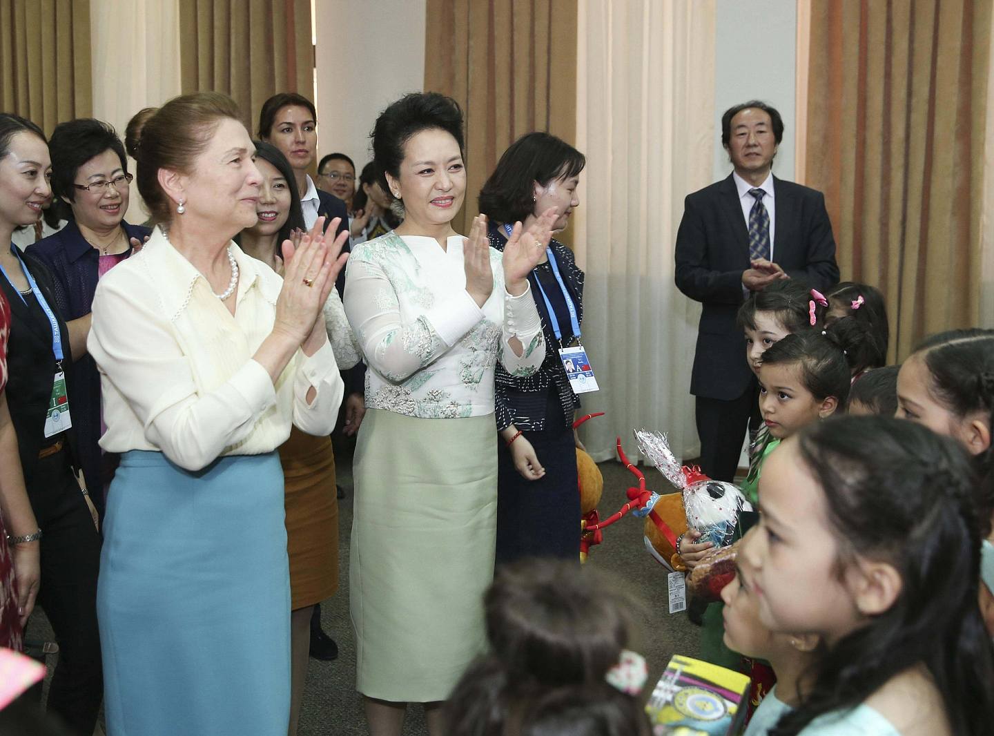 2016年6月22日，中國國家主席習近平夫人彭麗媛同時任烏茲別克斯坦總統卡里莫夫（Islam Karimov）夫人卡里莫娃（Tatyana Karimova）共同參觀塔什干孔子學院。（新華社）