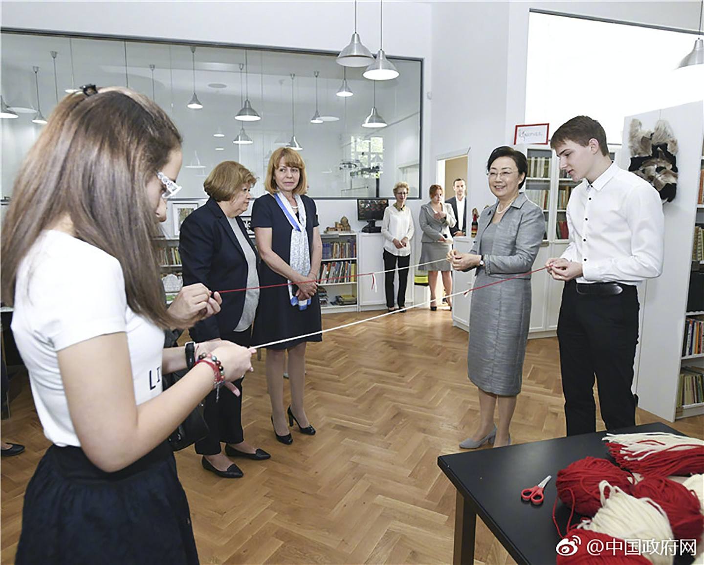 2018年7月6日，中國總理李克強夫人程虹在保加利亞索非亞市第十八學校參觀，轉交了赴華交流學習的孔子學院獎學金名額，並向學校贈送了書籍等教學用品。（微博@中國政府網）