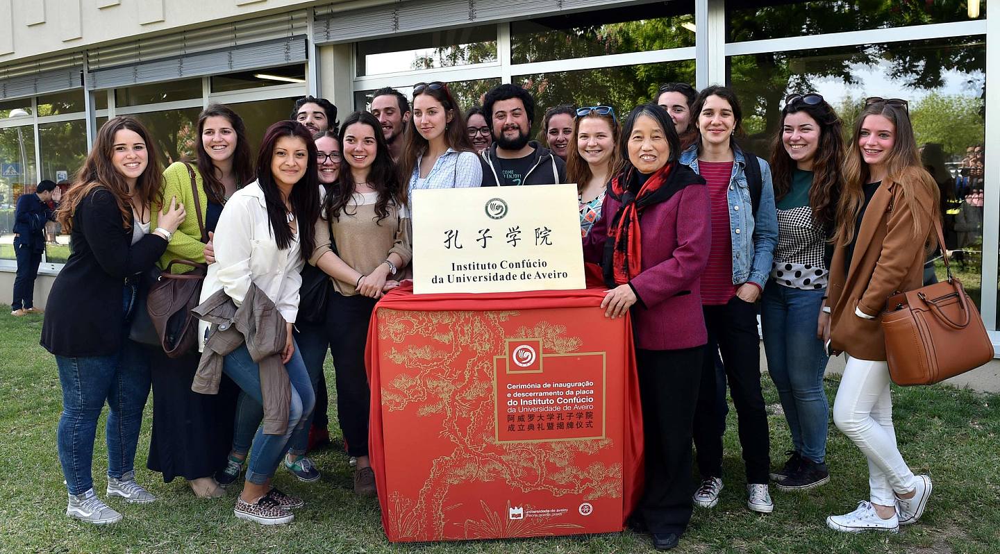 圖為2015年4月葡萄牙中北部城市阿威羅大學孔子學院的揭牌儀式上，有意了解學習中國文化的學生加入該學院。（新華社）