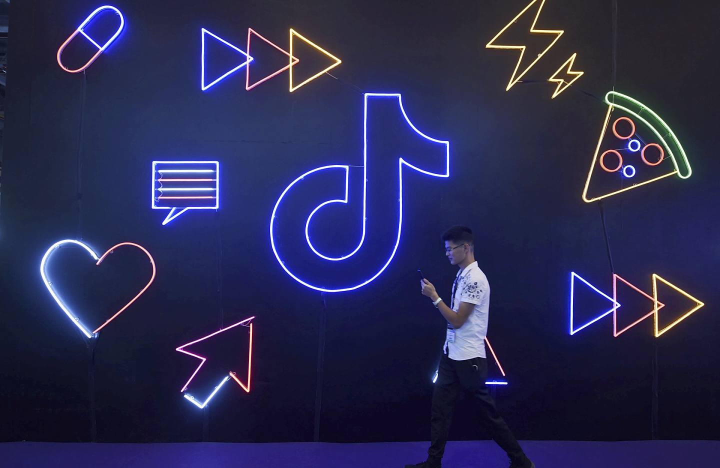 圖中男子參加了於2019年10月18日在杭州市舉行的博覽會，場內有一個抖音的燈光裝置。當時由字節跳動持有的TikTok，即抖音的海外版剛剛在美國因為「Old Town Road」等歌曲引發社會現象。（美聯社）