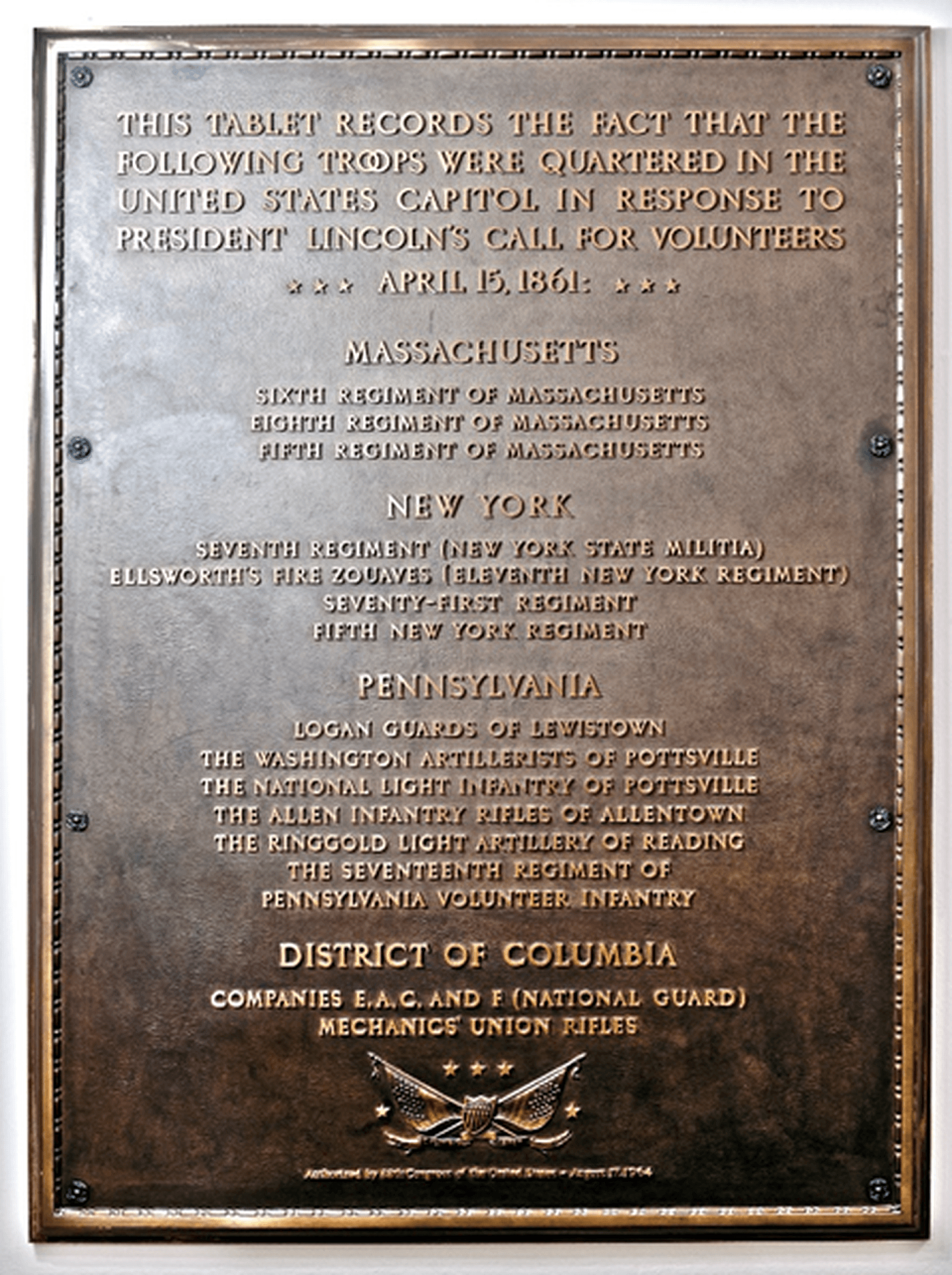 国会山庄内部的纪念碑，提及1861年拱卫华盛顿的部队。
（Architect of the Capitol）