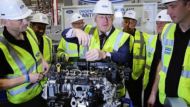 英国首相约翰逊2020年12月在福特汽车的英国工厂