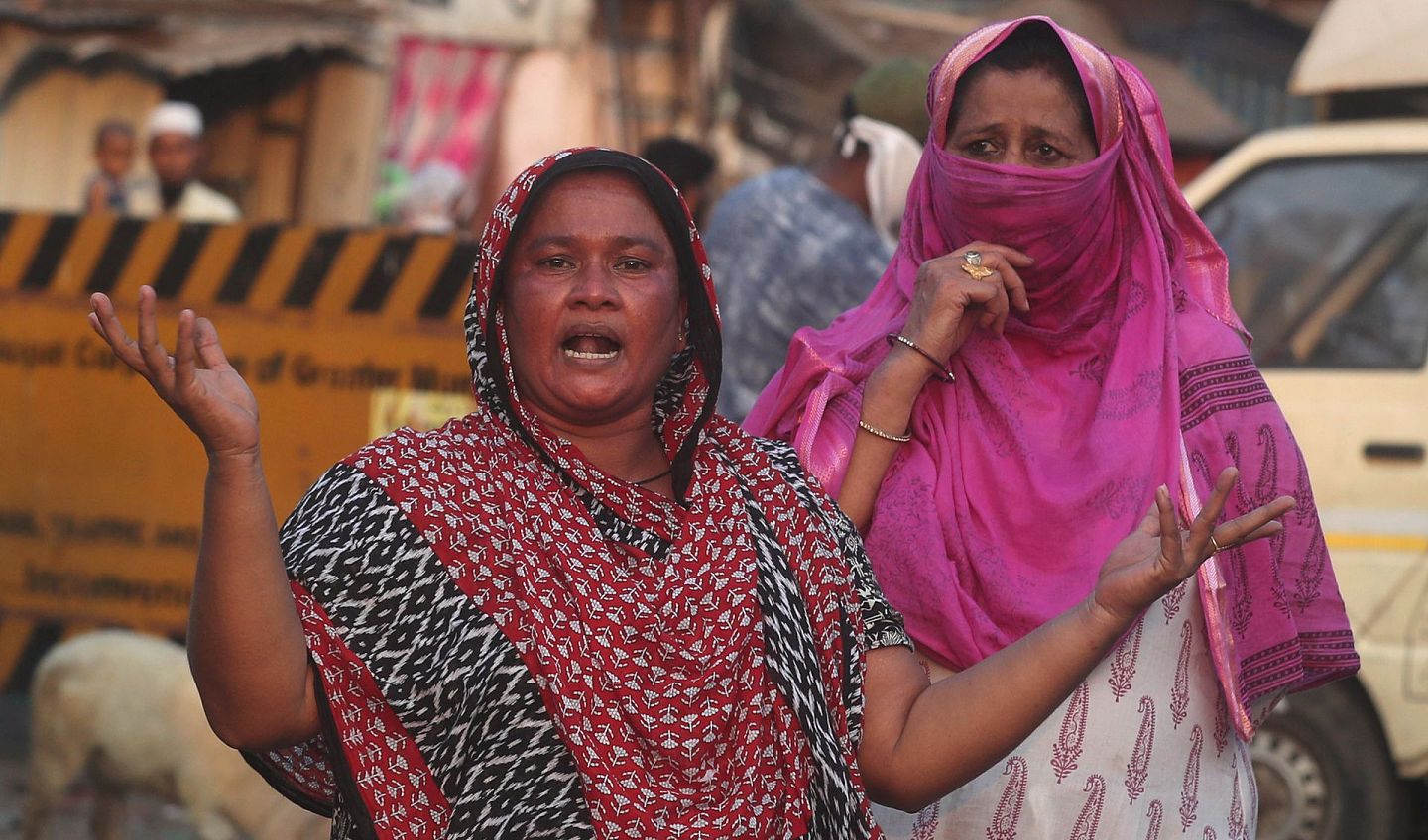 事实上，自印度进入4月后的“封闭2.0”后，印度国内已经出现更大的社会危机，譬如在图中显示的印度孟买，一名来自贫民窟的妇女在抗议延长封锁导致的食物供应不足。（美联社）