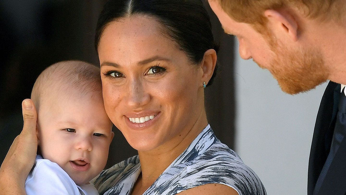 2019年9月25日，英国哈里王子（右）与抱着儿子阿奇的妻子梅根（中），一起到访南非。（Reuters）