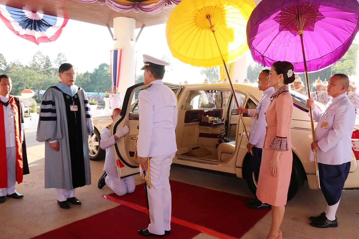 2020年12月11日，泰国国王哇集拉隆功和王后苏提达乘坐汽车抵达现场，准备参加ChiangMai Rajabhat University的毕业典礼。（Twitter@Royal World Thailand）