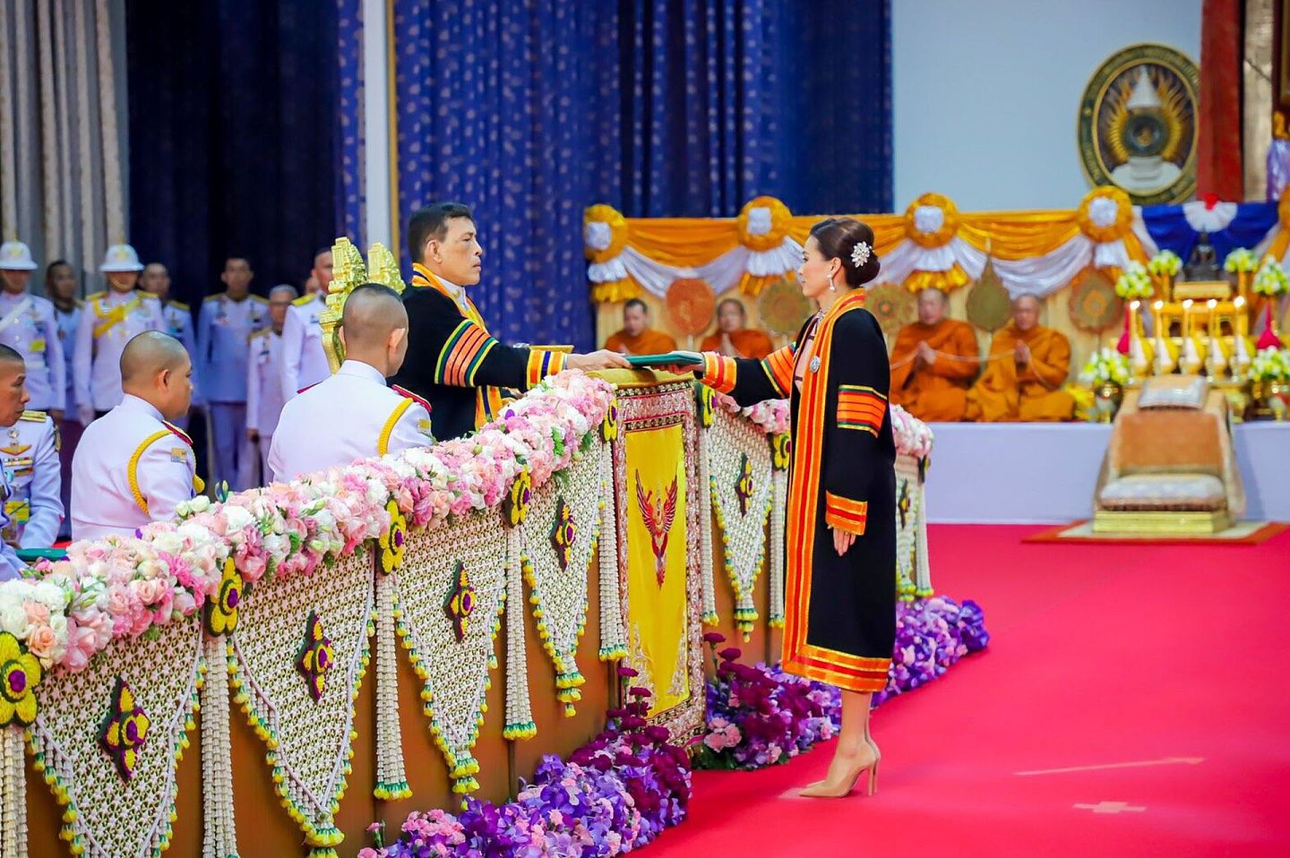 2020年12月11日，在ChiangMai Rajabhat University的毕业典礼现场，泰国国王哇集拉隆功向王后苏提达颁发证书。（Twitter@Royal World Thailand）