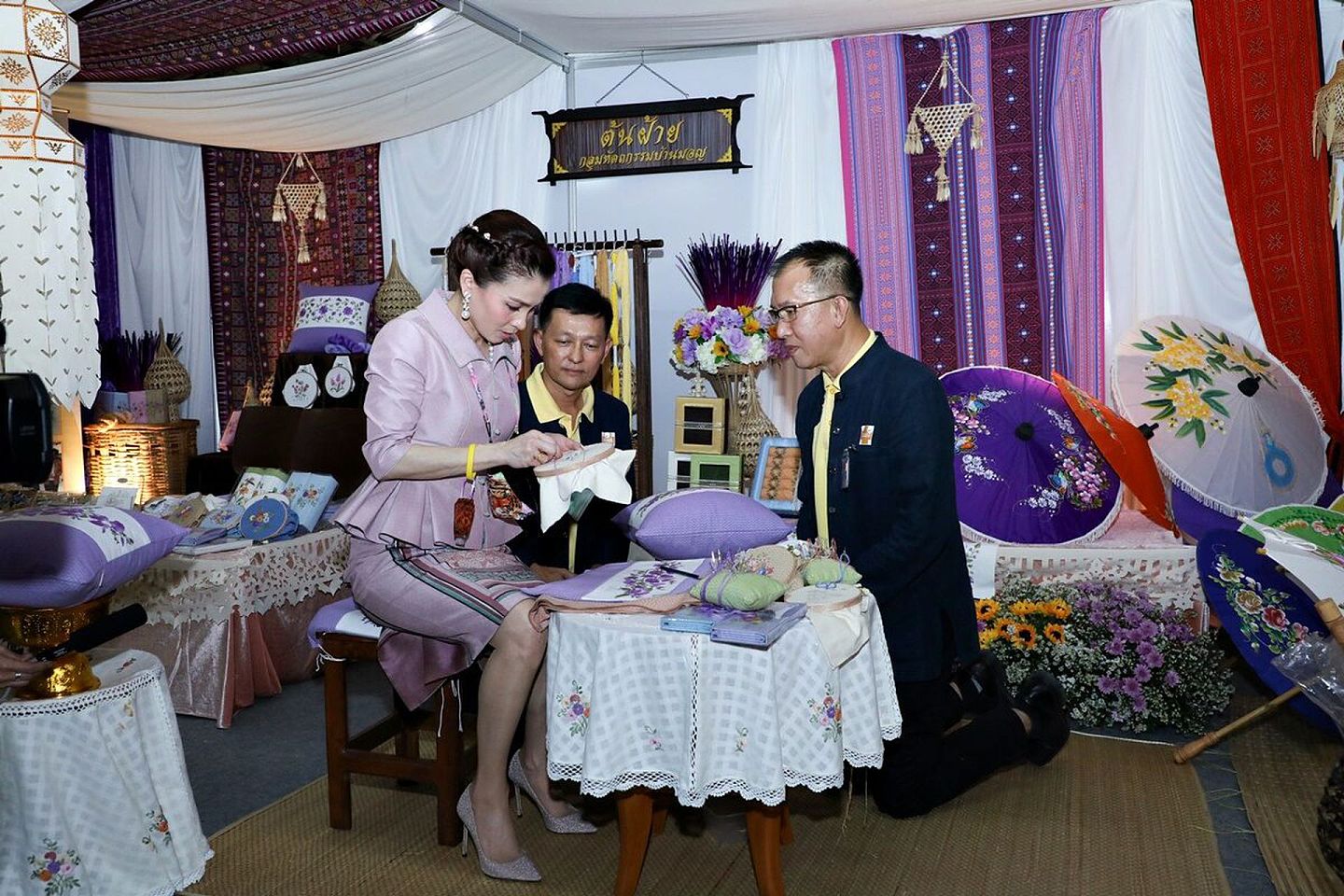 2020年12月11日，泰国王后苏提达参观了一处工艺品生产地。（Twitter@Royal World Thailand）