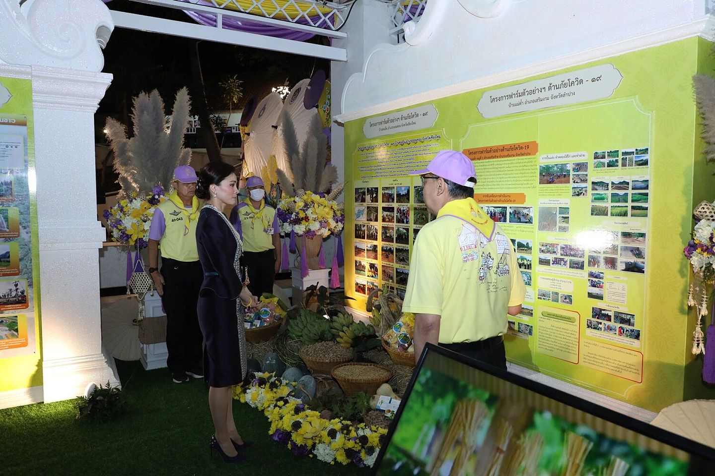 2020年12月10日，泰国王后苏提达前往一处工艺品生产地参观。（Twitter@Royal World Thailand）