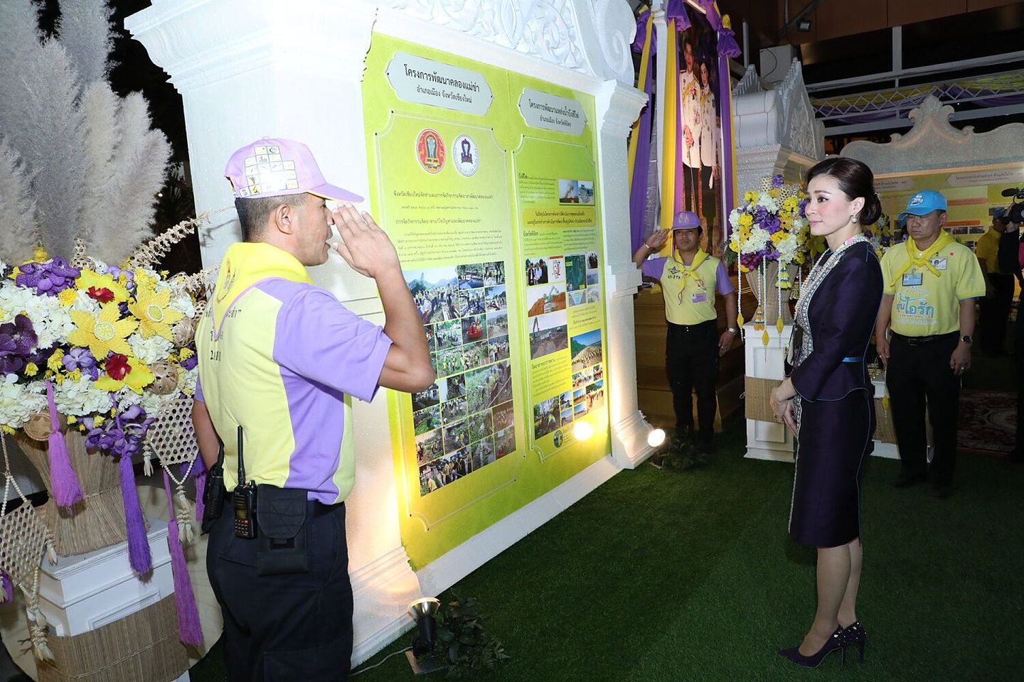 2020年12月10日，参观现场，一名工作人员向泰国王后苏提达致敬。（Twitter@Royal World Thailand）