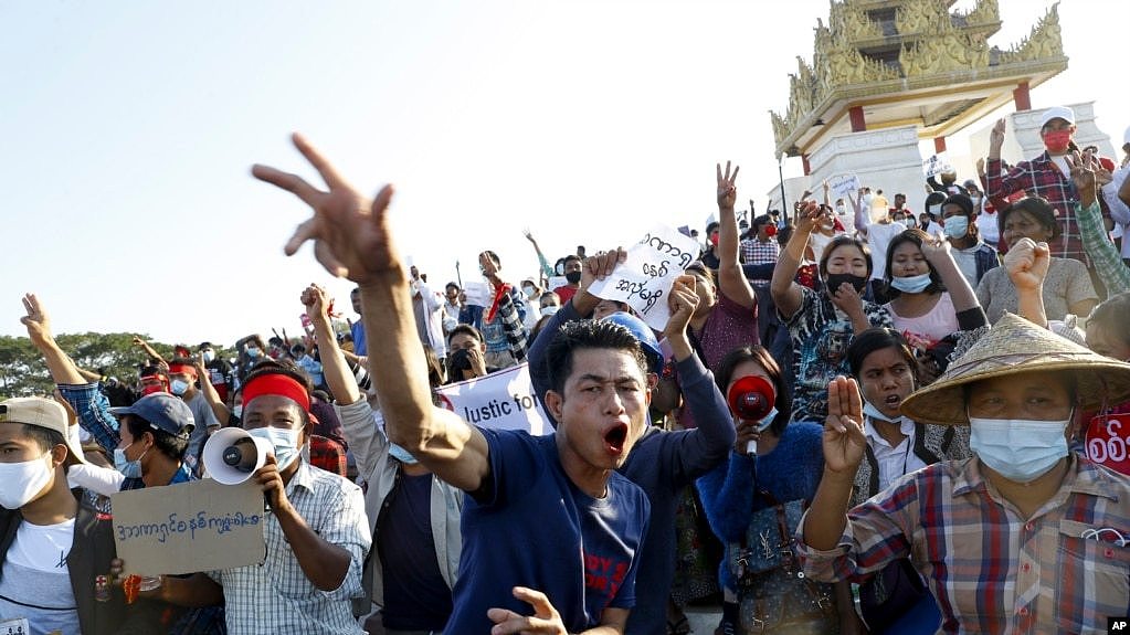 缅甸示威者打出表示抵抗的手势（2021年2月10号）。