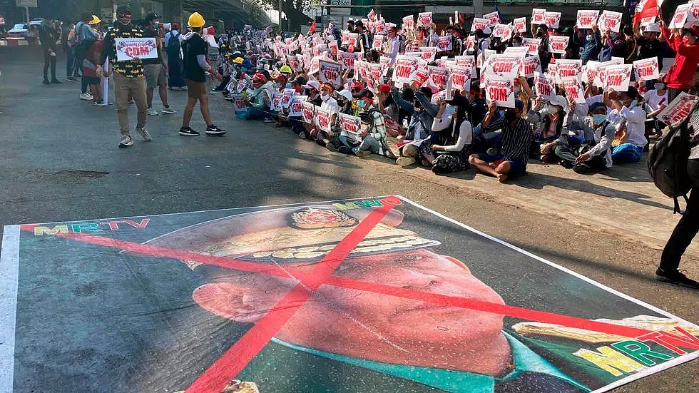 2月14日仰光街头国防军总司令敏昂莱的头像在地上被画上红叉