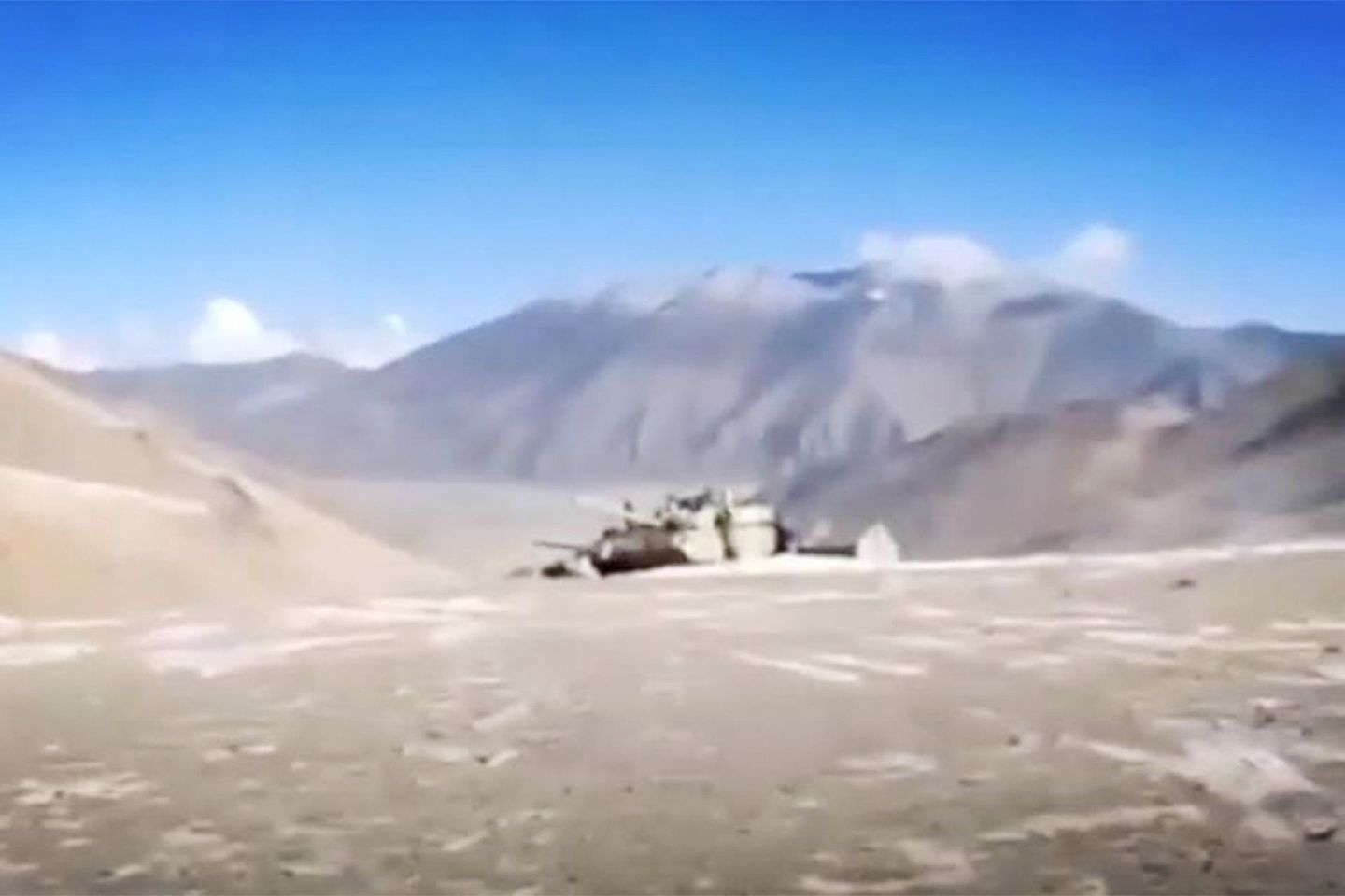 2月10日，中印两军在坦克开始在热钦山口撤离。图为解放军99A式坦克在警戒中，防止被偷袭。（YouTube@xi zhu）