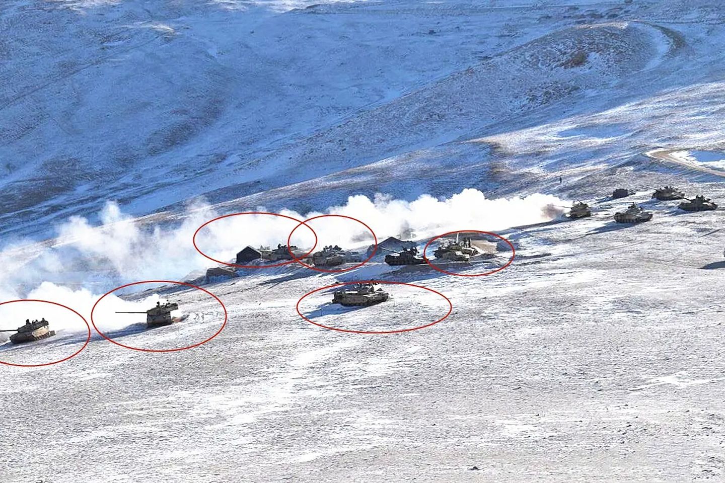 2月10日，中印两军在坦克开始在热钦山口撤离。图为解放军在热钦山口部署的大批坦克，包括88A式坦克、99A式坦克。（微博@大越楚卿）