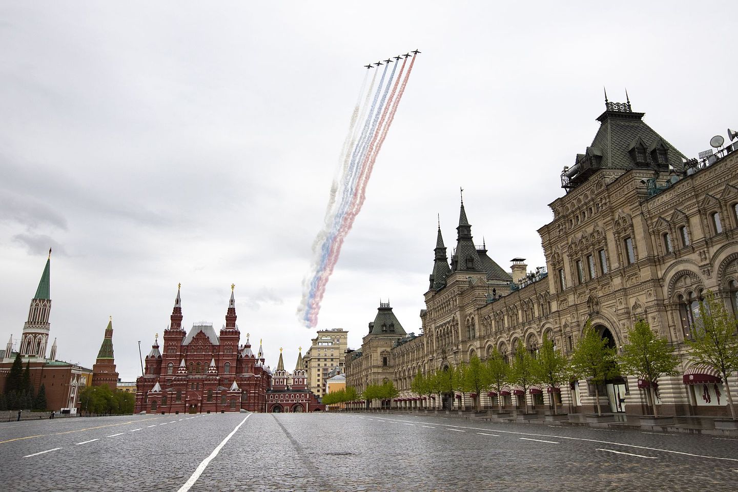 在斯莫斯科，由于新冠肺炎疫情的爆发，红场上大规模的胜利日游行也被取消。（美联社）