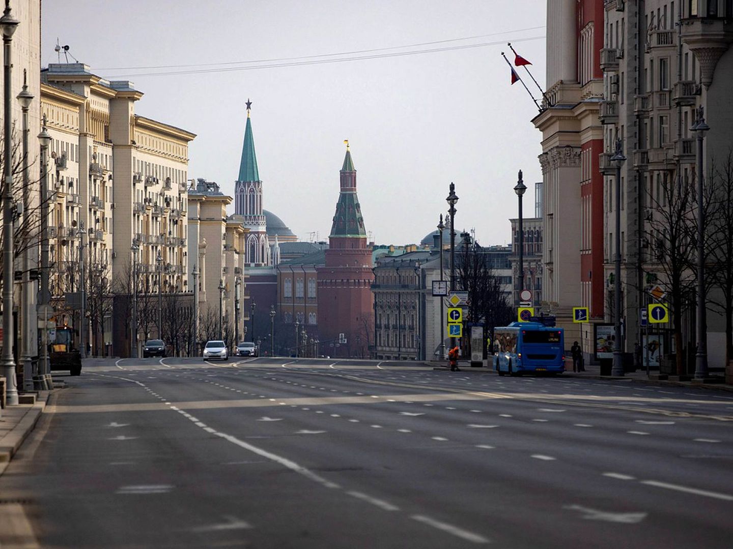 因新冠肺炎疫情的影响，莫斯科有数百年历史的购物街特维尔大街大街几乎空空如也。（美联社）