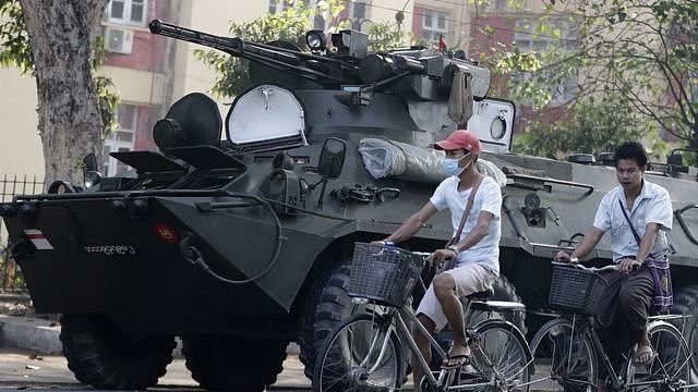 缅甸军队首次在仰光街头派驻装甲车。