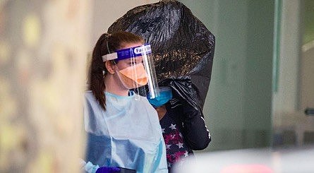 墨尔本市区假日酒店“水漫金山”，确诊住客头罩黑色塑料袋，被迫撤离（组图） - 5