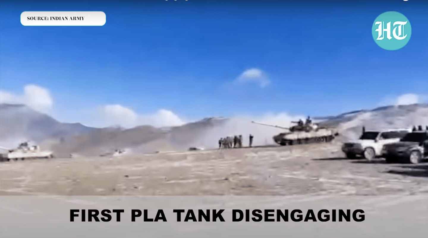 第1辆解放军坦克撤离班公湖。（YouTube@Hindustan Times视频截图）