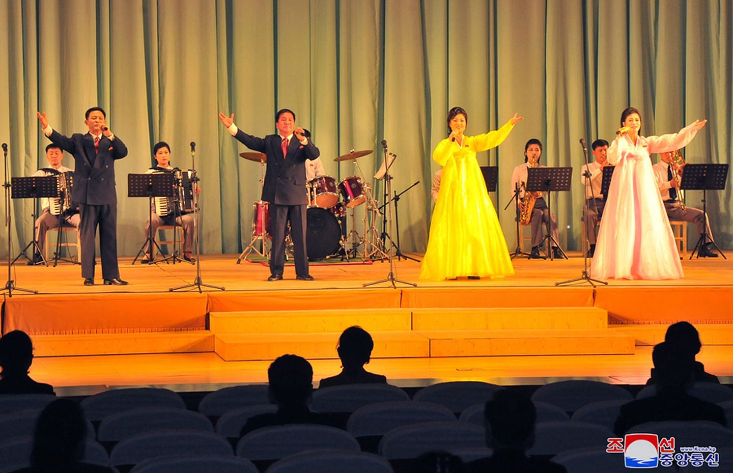 2021年2月15日，朝鲜青年中央艺术宣传队进行歌唱表演。（朝中社）