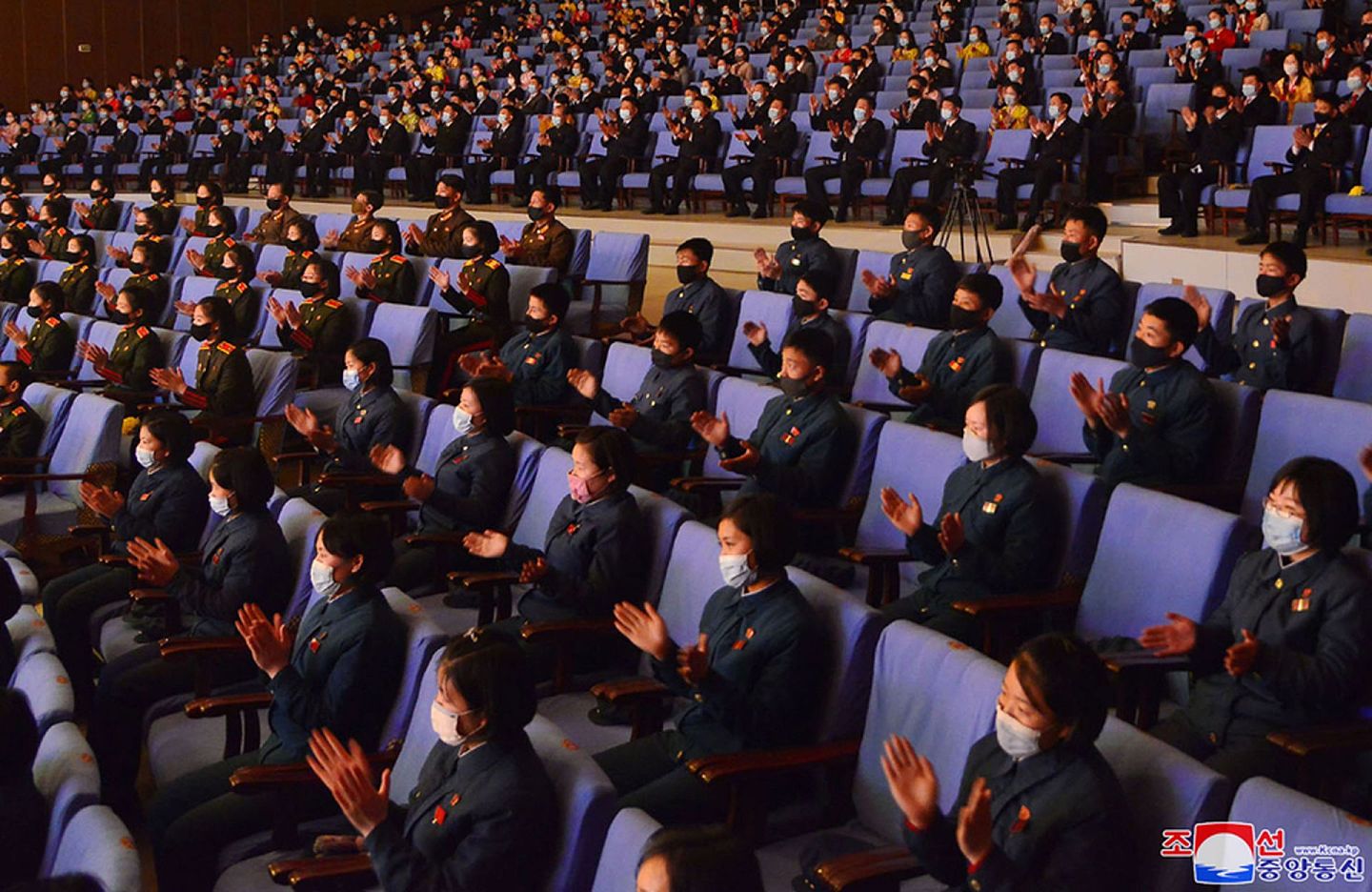 2021年2月15日，朝鲜民众在平壤青年中央会馆观看演出。（朝中社）