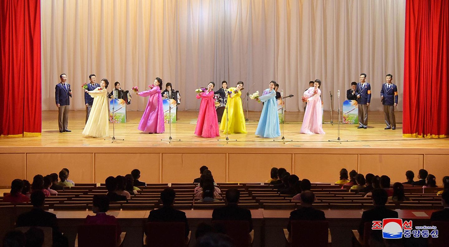 2021年2月15日，朝鲜青年中央艺术宣传队在平壤青年中央会馆进行歌舞表演。（朝中社）