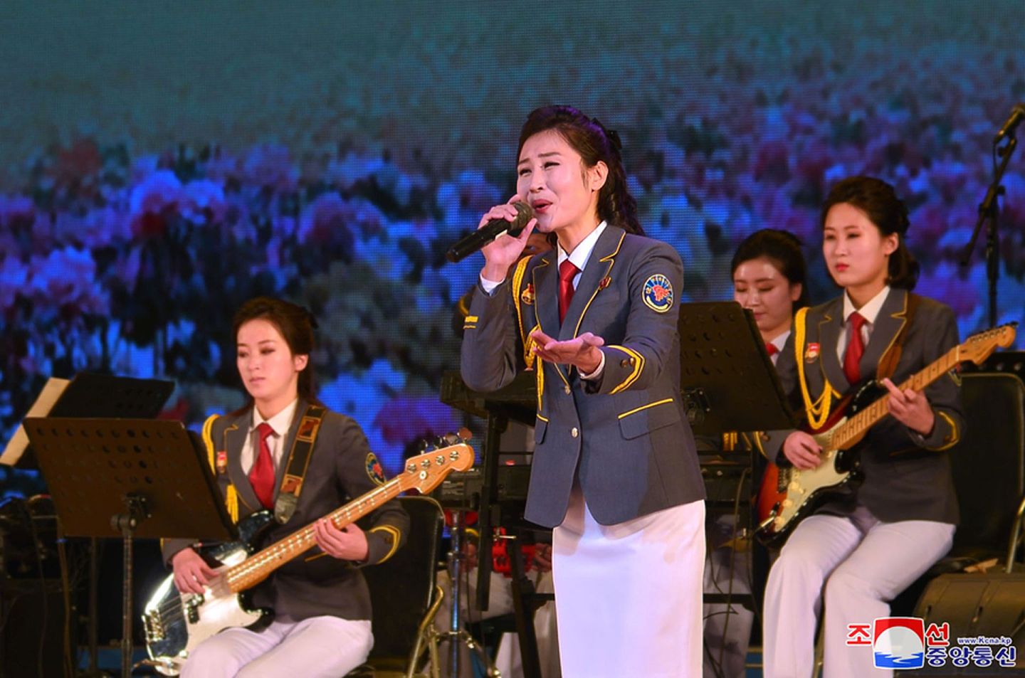 2021年2月15日，朝鲜青年中央艺术宣传队在平壤青年中央会馆演出，纪念“光明星节”。（朝中社）