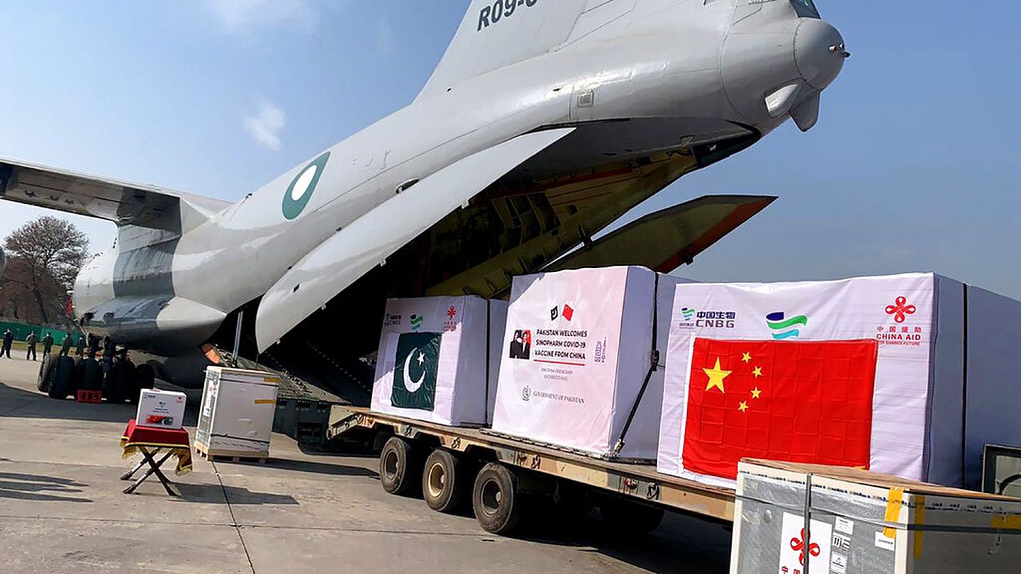 中国向巴基斯坦免费捐赠的疫苗2月1日抵达目的地。（美联社）