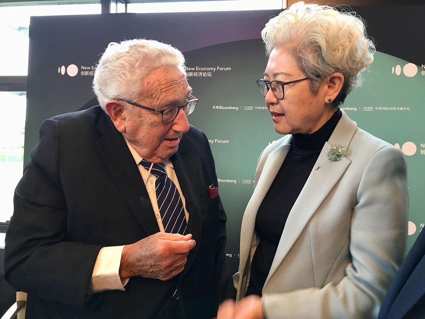2019年11月21日，2019年创新经济论坛开幕式在北京举行。美国前国务卿基辛格（Henry Kissinger，左）和傅莹（右）在创新经济论坛上交流。（VCG）