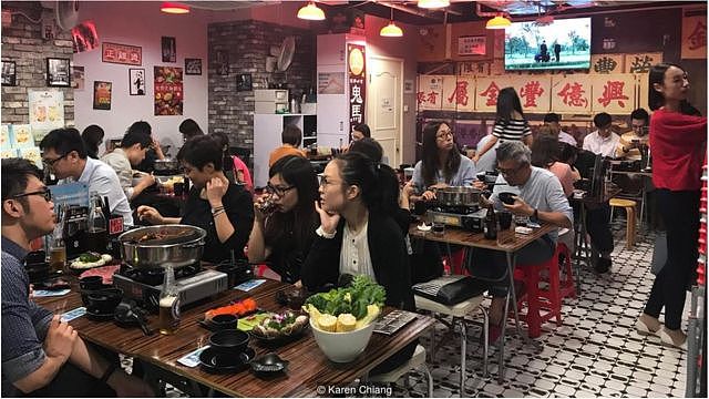 火锅已成为香港的象征菜肴，有250多家餐厅供应。