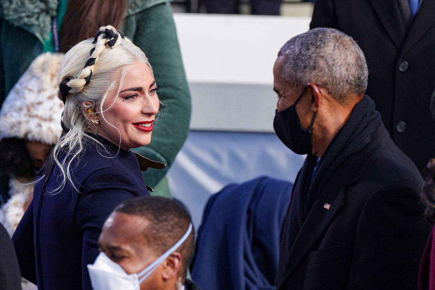 2021年1月20日，美国流行乐坛天后Lady Gaga于总统拜登就职典礼献唱国歌，与前总统奥巴马（Barack Obama）交谈。（Getty Images）